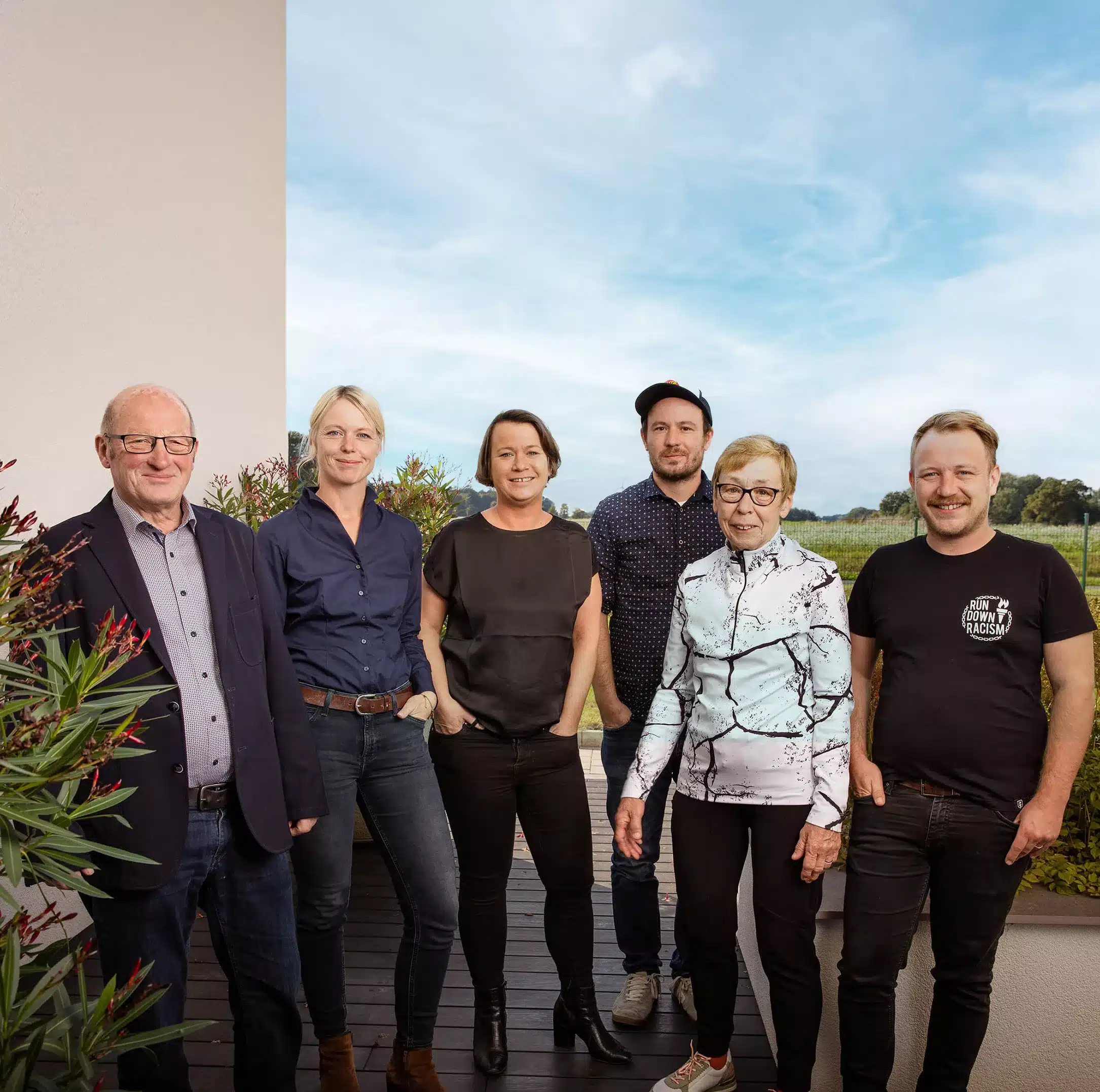 Gruppenfoto der Familie Leusbrock im Garten am Firmensitz in Wettringen.