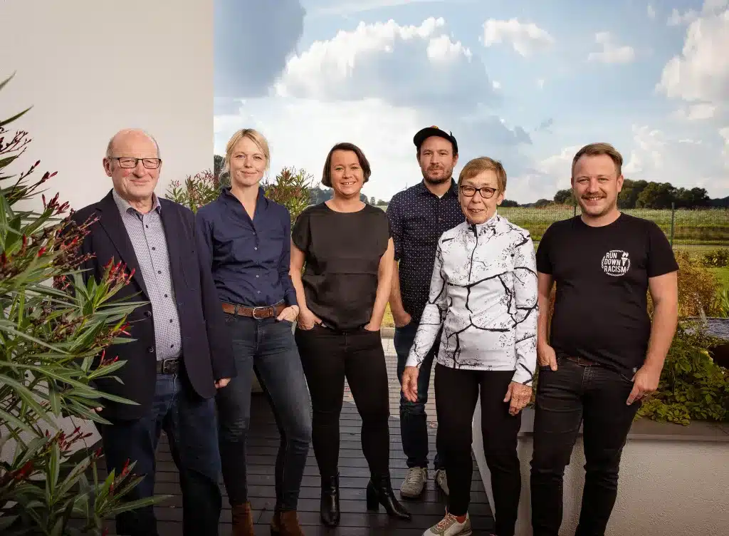 Gruppenfoto der Familie Leusbrock im Garten am Firmensitz in Wettringen.