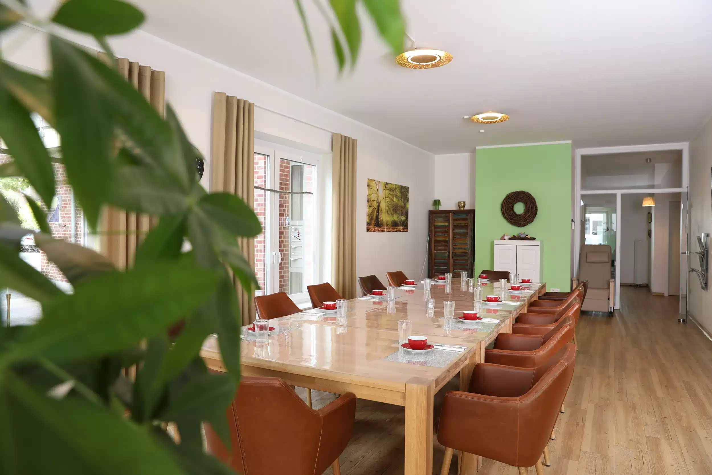 Gedeckter Mittagstisch in der Tagespflege in Neuenkirchen. Eine Einrichtung der Firma Leusbrock Pflege.