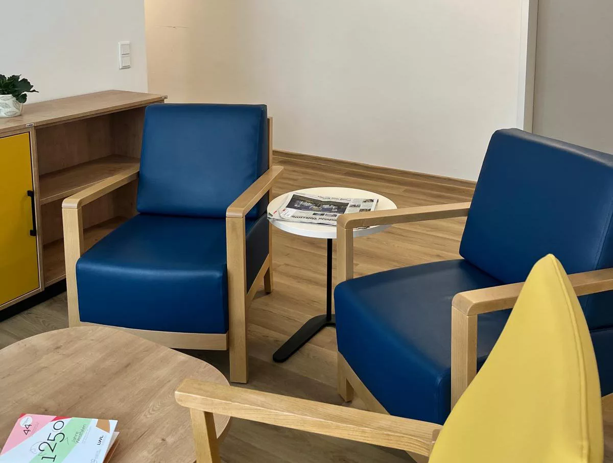 Wohnzimmer mit Sesseln und Tisch in der Leusbrock Pflege Tagespflege in Metelen.