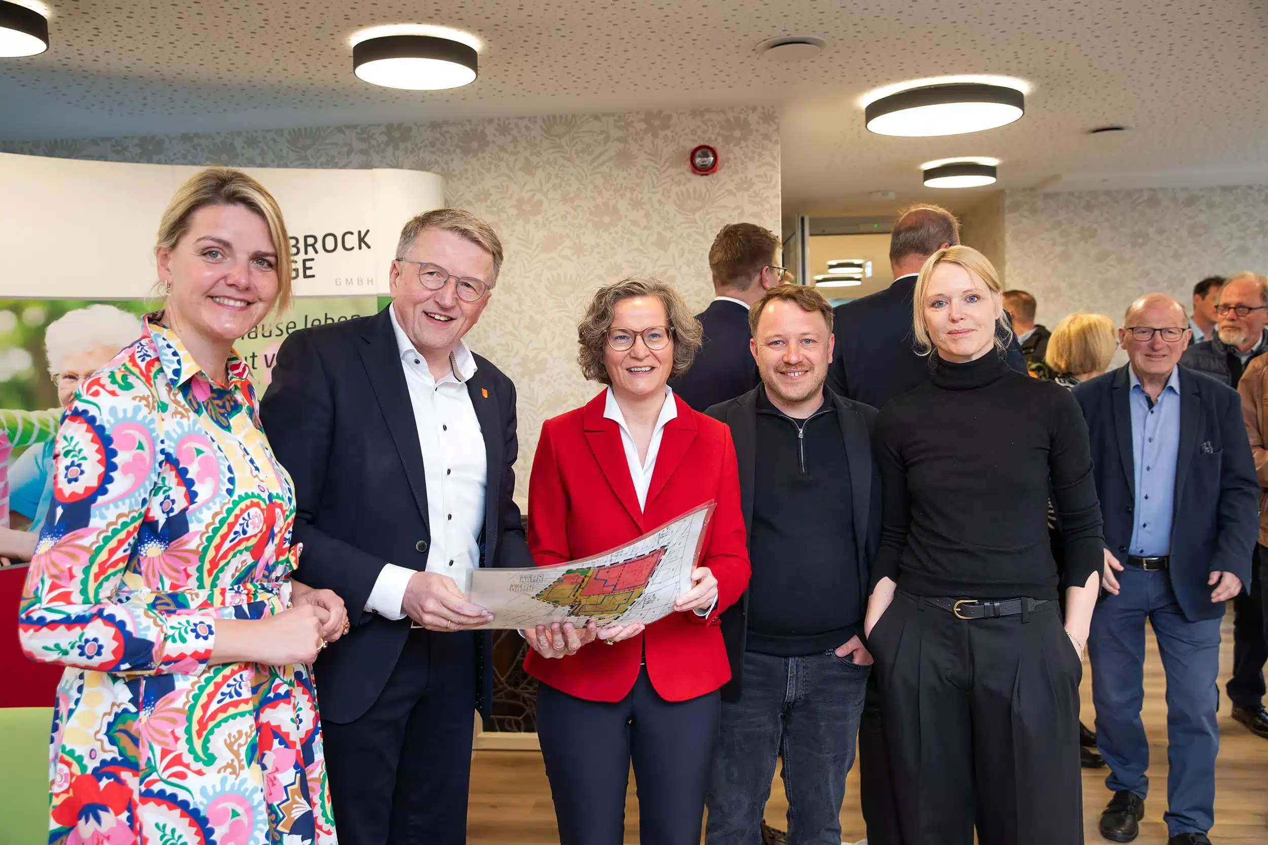Gruppenfoto unter anderem mit dem Bürgermeister aus Metelen vom Pressetermin bei der Eröffnung der Tagespflegeeinrichtung der Firma Leusbrock Pflege.